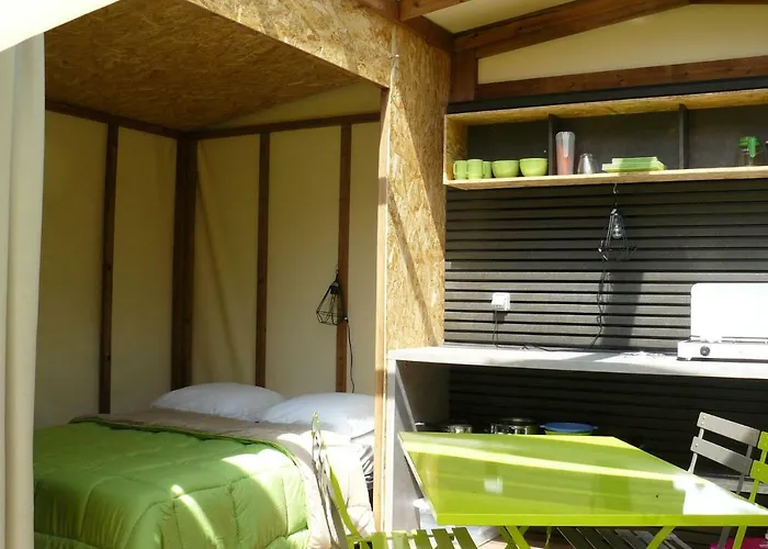 Le Rey Kamp alanı Louvie Juzon